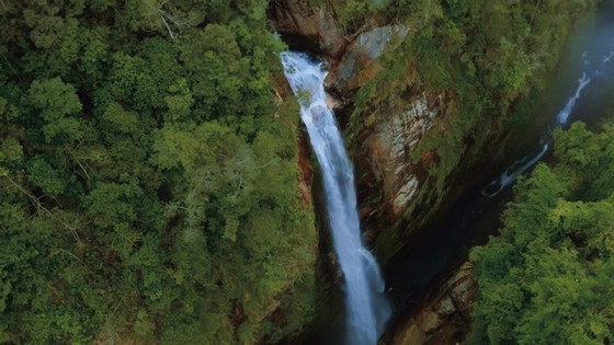 Thác nước nằm giữa hai thôn đổ xuống từ vách núi dựng đứng, đẹp tựa tiên cảnh giữa núi rừng Lào Cai