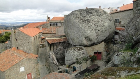 ‘Ngôi làng trong đá’ độc đáo đã tồn tại suốt hàng trăm năm, cao gần 1.000m so với mực nước biển