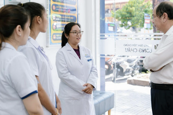 Nữ bác sĩ cấp cứu sốc phản vệ cho bệnh nhân ngay tại nhà thuốc
