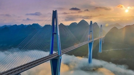 Kỹ sư Trung Quốc ‘trồng’ tháp bê tông cao 300m để xây dựng ‘siêu’ cầu dây văng cao nhất thế giới qua vực thẳm, là biểu tượng của vùng đất ‘Bảo tàng cầu của thế giới’